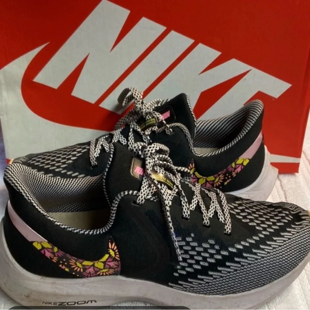 Nike Zoom Winflo 6 Running Shoes Women’s 8.5 Black Floral Swoosh